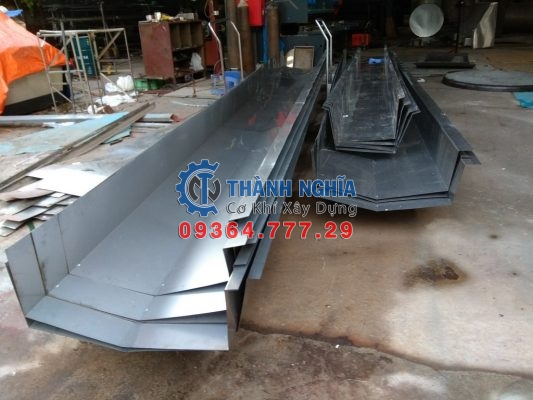 Báo giá máng xối tại Tân Tập cập nhật mới nhất 2024. Xây Dựng Thành Nghĩa chuyên thi công lắp đặt máng xối thoát nước. Là đơn vị chuyên về máng xối bền, đẹp, độ thẩm mỹ cao, lắp đặt máng xối inox.