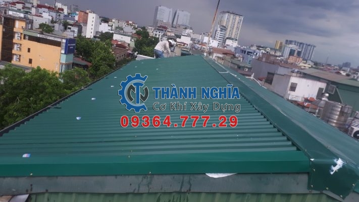Thợ thi công làm mái tôn tại Bình Dương