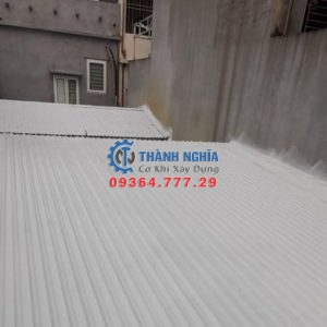 Đội thợ thi công sơn chống nóng tại Quận 1