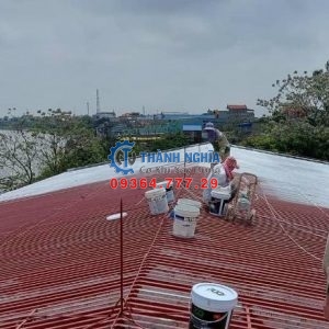 Đội thợ thi công sơn chống nóng tại Quận 2